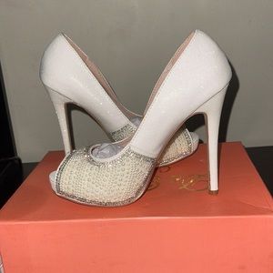 De blossom collection white pearl heels